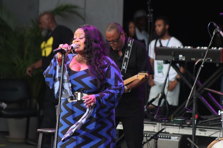 Maysa performing at the Dell Music Center