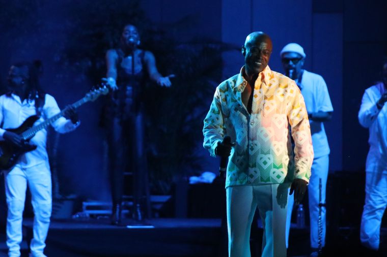 Kem performing at the Dell Music Center