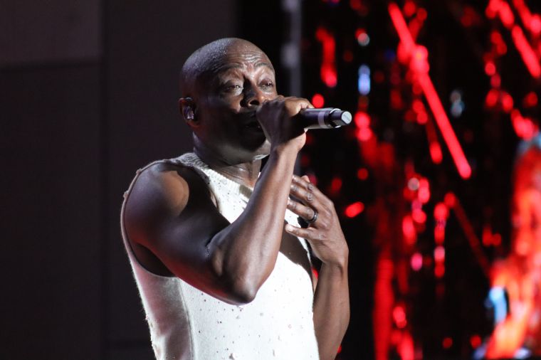 Kem performing at the Dell Music Center