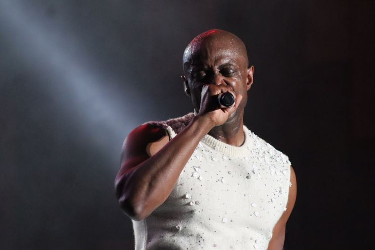 Kem performing at the Dell Music Center