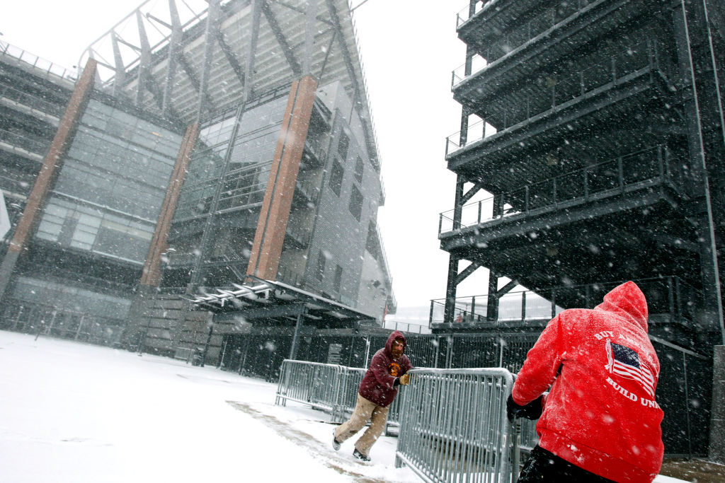 jgholt@startribune.com Philadelphia, PA 12/26/2010 Jerry Holt---- Vikings @ Eagles game move to Tuesday night because of Weather at in Philadelphia Lincoln Financial Field.... IN THIS PHOTO: ] Workers at Lincoln Financial Field placed a barricade and one