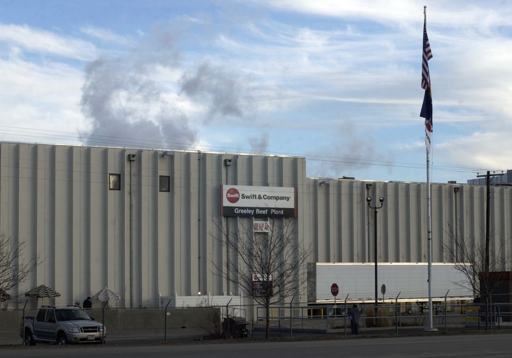 GREELEY, COLO, DECEMBER 13, 2004 - Greeley Beef Plant of Swift & Company in Greeley, Colo on Monday afternoon. (THE DENVER POST PHOTO BY HYOUNG CHANG)