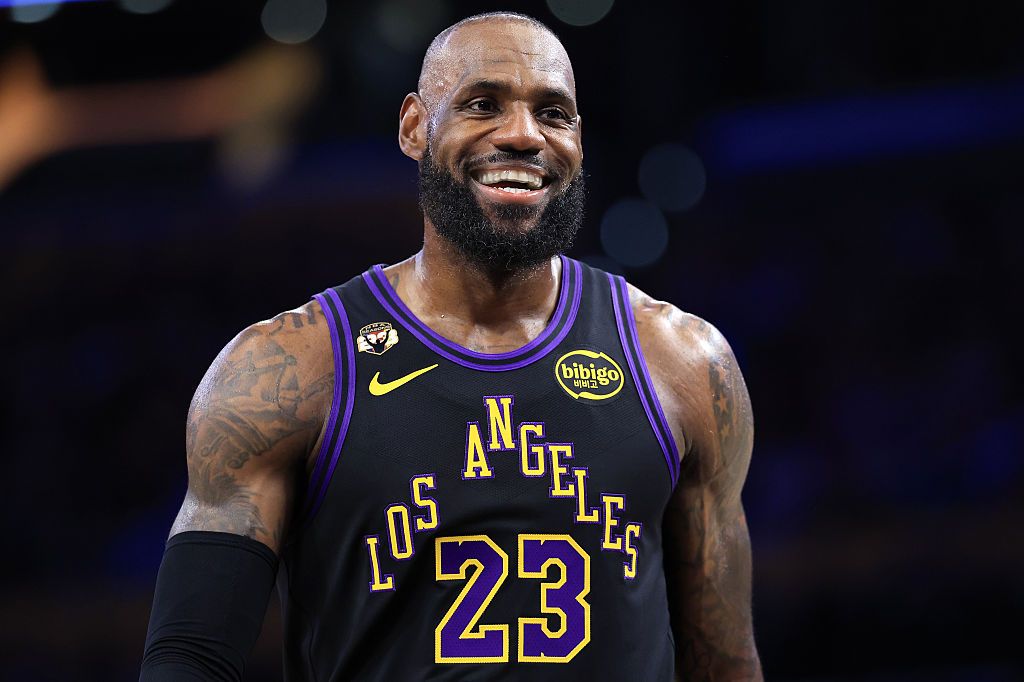 Phoenix Suns v Los Angeles Lakers